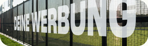 Bandenwerbung an einem Sportplatz