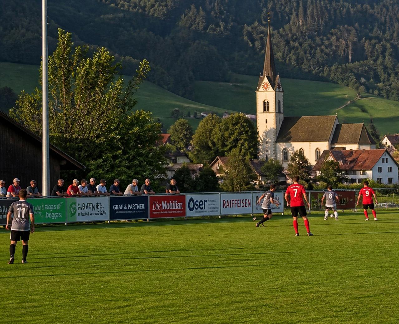 Amateurspiel eines Schweizer Sportvereins mit Bandenwerbung am Spielfeldrand