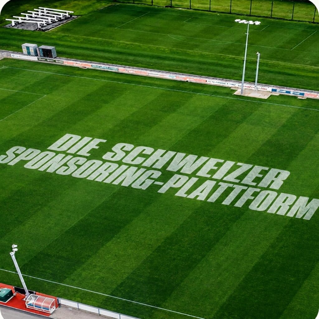 Amateurspiel eines Schweizer Sportvereins mit Bandenwerbung am Spielfeldrand